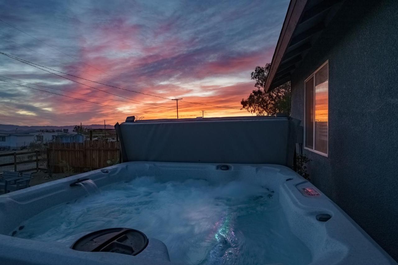 Desert Twilight 29 - Hot Tub & Ev Charger Twentynine Palms Bagian luar foto